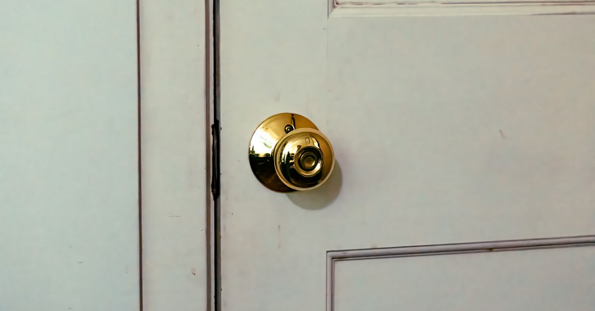 Signs Your Door Knob Lock Replacement Cannot Wait — Hueytown Locksmiths